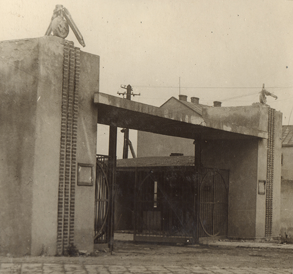 01 Janiv Entrance Main